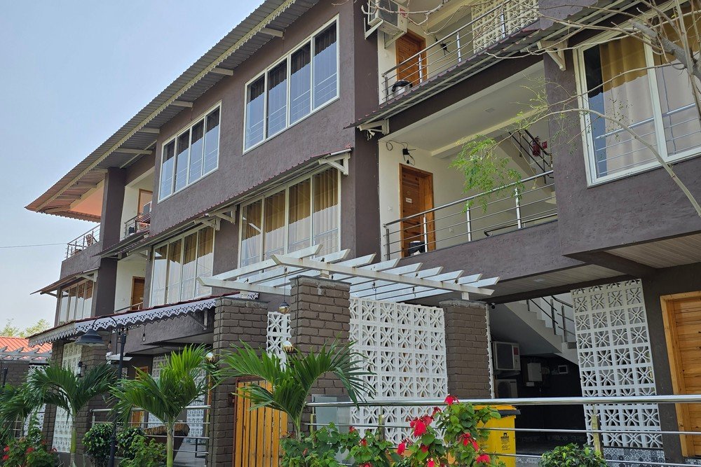 Stays for Up to 220 at Mangli Lake Farm